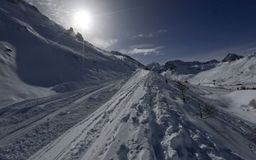 Eine Lawine hat in den französischen Alpen zwei Skifahrer in den Tod gerissen (Archivbild). - Foto: picture alliance / Luca Bruno/AP/dpa