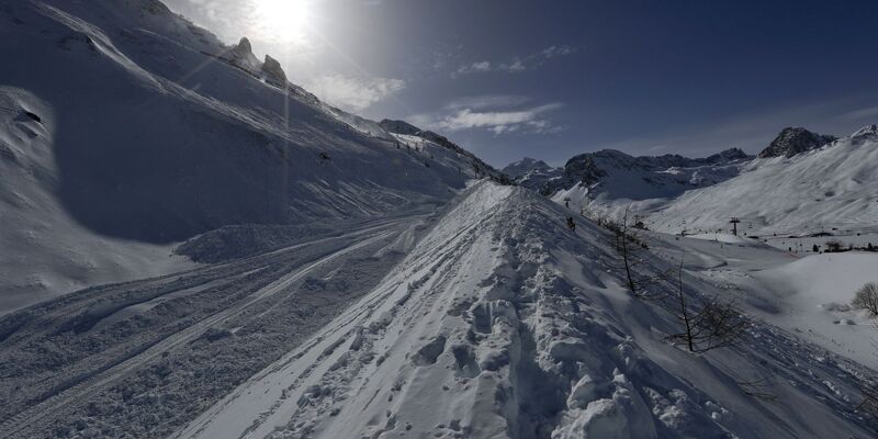 Eine Lawine hat in den französischen Alpen zwei Skifahrer in den Tod gerissen (Archivbild). - Foto: picture alliance / Luca Bruno/AP/dpa