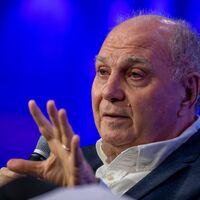 Uli Hoeneß rechnet auch mit der ehemaligen Bundesregierung ab. (Archivbild) - Foto: Peter Kneffel/dpa