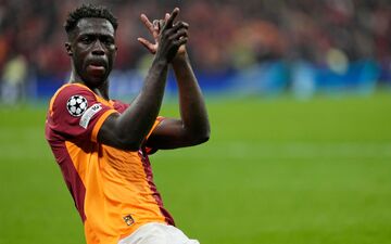 Davinson Sanchez brachte Galatasaray in der zweiten Halbzeit gegen Juventus Turin entscheidend in Führung. - Foto: Khalil Hamra/AP/dpa