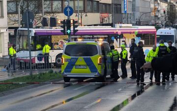 Der schwere Unfall passierte beim Mönchengladbacher Veilchendienstagszug.  - Foto: Michael Pollert/dpa
