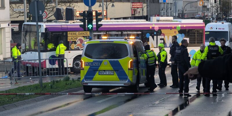 Der schwere Unfall passierte beim Mönchengladbacher Veilchendienstagszug.  - Foto: Michael Pollert/dpa