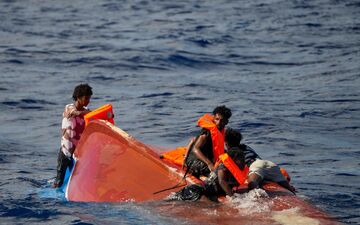Immer wieder kommen Menschen bei der Fahrt übers Mittelmeer ums Leben. (Archivbild) - Foto: Francisco Seco/AP/dpa