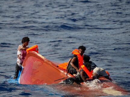 Immer wieder kommen Menschen bei der Fahrt übers Mittelmeer ums Leben. (Archivbild) - Foto: Francisco Seco/AP/dpa