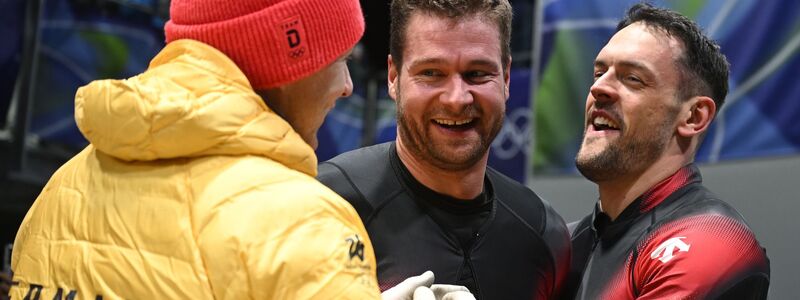 Francesco Friedrich (l) gratulierte als Erster. - Foto: Robert Michael/dpa