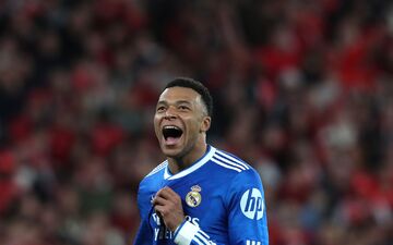 Superstar Kylian Mbappé feiert den Sieg von Real Madrid. - Foto: Pedro Rocha/AP/dpa