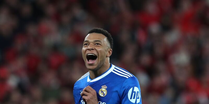 Superstar Kylian Mbappé feiert den Sieg von Real Madrid. - Foto: Pedro Rocha/AP/dpa