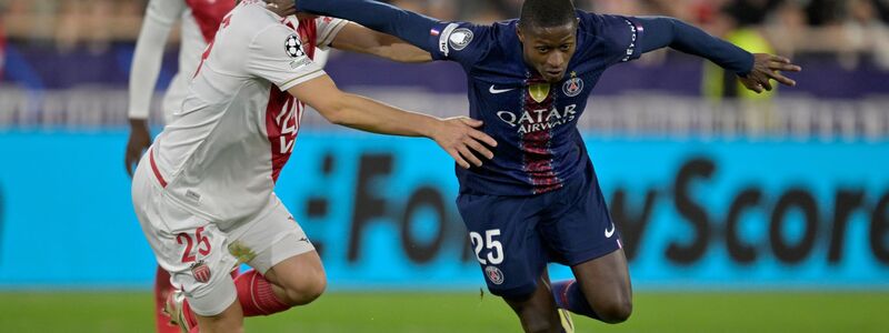Nuno Mendes (r) von Paris Saint-Germain und Monacos Wout Faes kämpfen um den Ball. - Foto: Philippe Magoni/AP/dpa