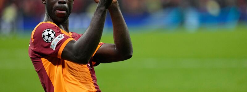 Davinson Sanchez jubelt über seinen Treffer für Galatasaray Istanbul. - Foto: Khalil Hamra/AP/dpa