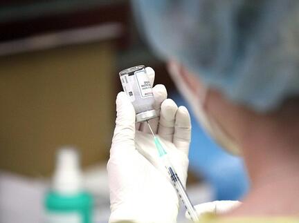 Impfspritze mit Moderna wird aufgezogen (Archiv) - Foto: via dts Nachrichtenagentur