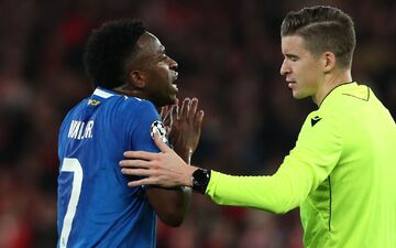 Real Madrids Vinícius Junior im Gespräch mit Schiedsrichter Francois Letexier. - Foto: Pedro Rocha/AP/dpa