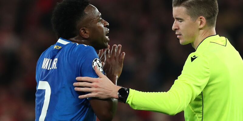 Real Madrids Vinícius Junior im Gespräch mit Schiedsrichter Francois Letexier. - Foto: Pedro Rocha/AP/dpa