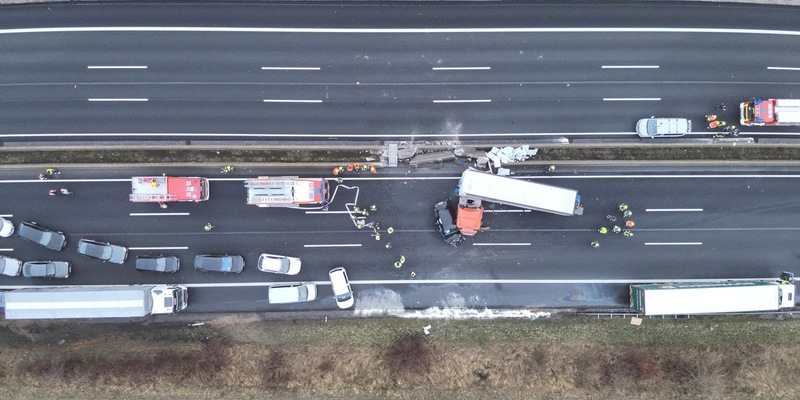 POL-HI: Schwerer Verkehrsunfall unter Beteiligung von 2 LKW und 2 PKW und anhaltender Vollsperrung der BAB 7 in Fahrrichtung Kassel - Foto: presseportal.de