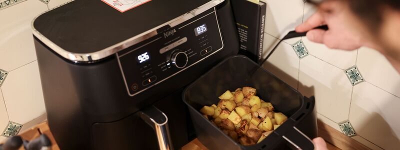 Ist der Korb befüllt, kann der Airfryer gestartet werden. - Foto: Christian Charisius/dpa