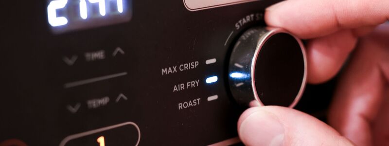 Viele Verbraucher loben die einfache Bedienung und die vielseitigen Einsatzmöglichkeiten des Airfryers. - Foto: Christian Charisius/dpa