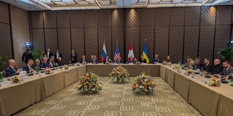 Russische Staatsmedien beschrieben die Verhandlungsatmosphäre als «sehr angespannt». - Foto: -/Ukrainian National Security and Defense Council press office/AP/dpa