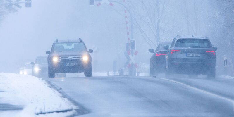 Der DWD erwartet tagsüber vor allem im Bergland sowie bei Dauerfrost im Norden und Osten weiterhin Glätte - Foto: Jens Büttner/dpa