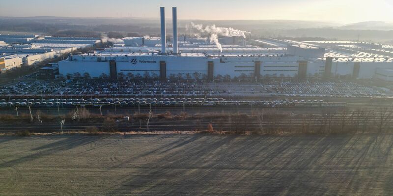 Die Elektromobilität spielt eine wichtige Rolle für die Autobauer in Ostdeutschland.  - Foto: Jan Woitas/dpa