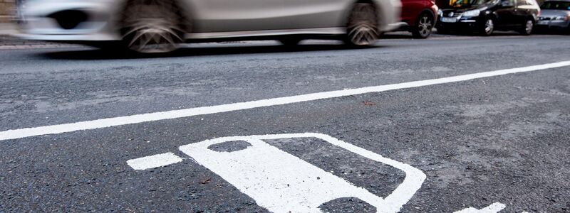 Im Alltagsbetrieb auf der Straße sind Plug-in-Hybride laut Fraunhofer ISI deutlich durstiger als auf dem Papier. (Archivbild) - Foto: Julian Stratenschulte/dpa/dpa-tmn