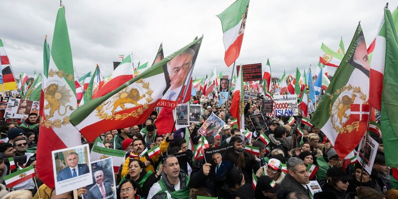 Eine Demonstration gegen Irans Führung in München sorgt für Spannungen. (Archivbild) - Foto: Marijan Murat/dpa