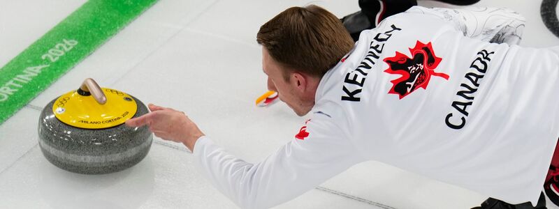 Doppelberührungen des Steins sind im Curling verboten. (Archivbild) - Foto: David J. Phillip/AP/dpa