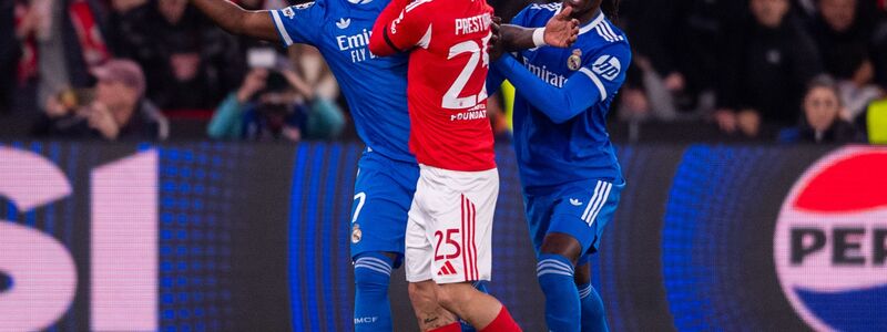 Vinicius Junior (l) von Real Madrid warf Gianluca Prestianni (M) von Benfica Lissabon vor, ihn rassistisch beleidigt zu haben. - Foto: Miguel Lemos/ZUMA Press Wire/dpa