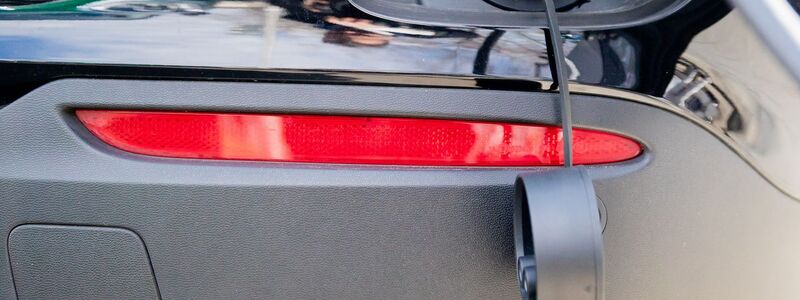 Ladekabel und Auspuff: Das muss ein Plug-in-Hybrid sein. (Archivbild) - Foto: Christoph Soeder/dpa