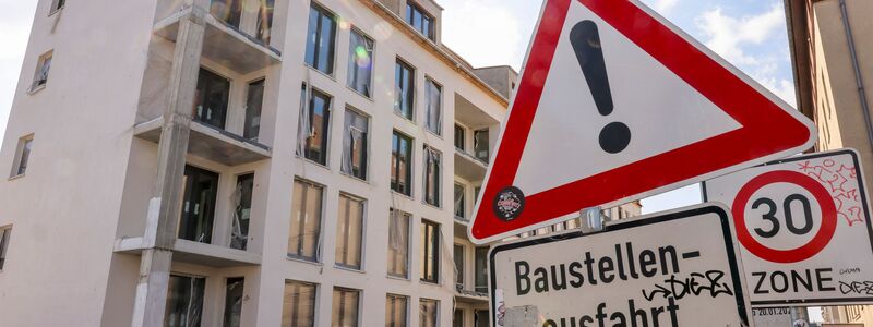 Der erste Anstieg der Baugenehmigungen seit 2021 macht etwas Hoffnung. Allerdings wird nicht jedes Projekt realisiert, weil die Kapazitäten der Baufirmen begrenzt und die Baukosten nach wie vor hoch sind. (Symbolbild) - Foto: Jan Woitas/dpa