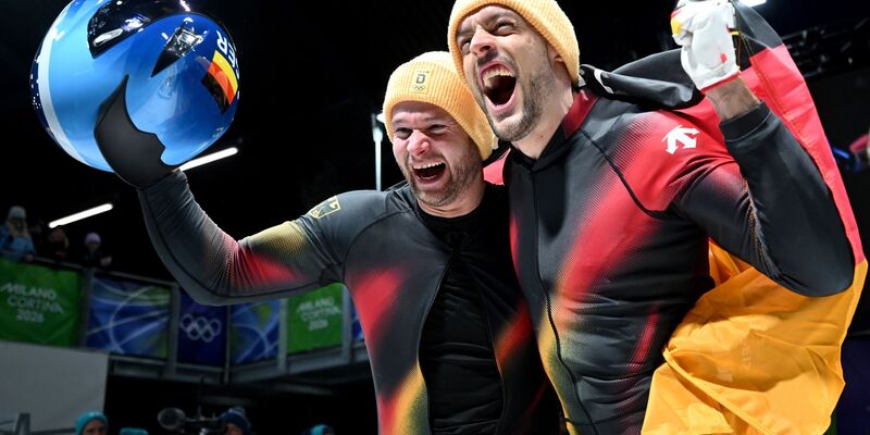 Johannes Lochner (Pilot, l) und Georg Fleischhauer (Deutschland) gewinnen im Zweierbob ihr erstes Olympia-Gold. - Foto: Robert Michael/dpa