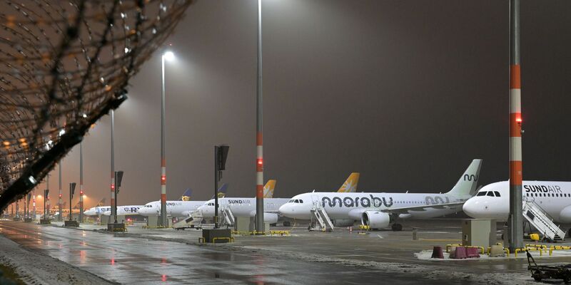 Mit geringeren Steuern und Gebühren könnte sich das Flugangebot vergrößern. (Symbolbild) - Foto: Michael Bahlo/dpa