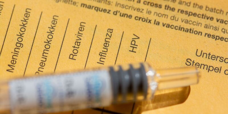 Die Impfung gegen Meningokokken der vier Untergruppen ist mit einer Kombi-Dosis möglich. (Symbolbild)  - Foto: Fernando Gutierrez-Juarez/dpa