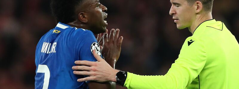 Real Madrids Vinícius Junior im Gespräch mit Schiedsrichter Francois Letexier. - Foto: Pedro Rocha/AP/dpa