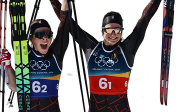 Coletta Rydzek (l) und Laura Gimmler holten die erste Medaille der deutschen Langläuferinnen bei diesen Winterspielen. - Foto: Daniel Karmann/dpa