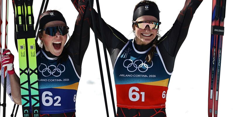 Coletta Rydzek (l) und Laura Gimmler holten die erste Medaille der deutschen Langläuferinnen bei diesen Winterspielen. - Foto: Daniel Karmann/dpa