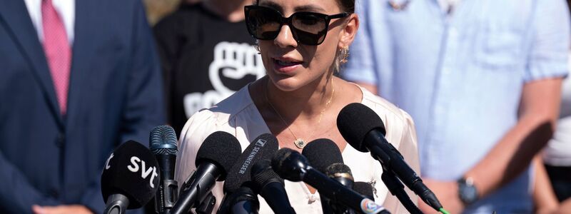 Marina Lacerda sagt, sie habe Epstein als 14-Jährige kennengelernt und sei jahrelang von ihm missbraucht worden.  - Foto: Jose Luis Magana/AP/dpa