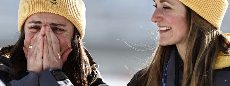 Freude bei Coletta Rydzek (l) und Laura Gimmler. - Foto: Daniel Karmann/dpa