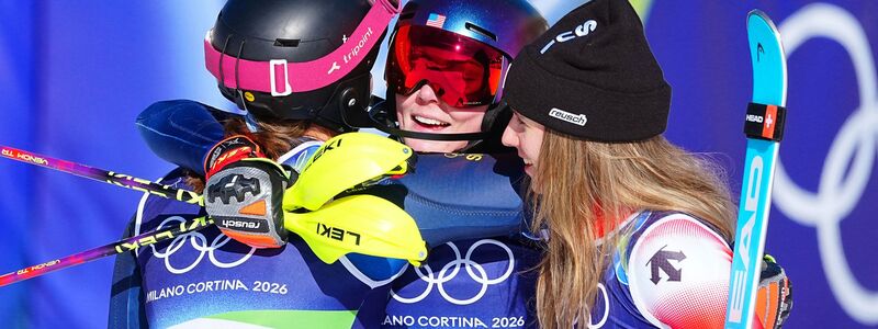 Mikaela Shiffrin (Mitte) bejubelt ihren Triumph mit der Zweitplatzierten Camille Rast (rechts) und Anna Swenn Larsson, die Bronze gewinnt. - Foto: Michael Kappeler/dpa