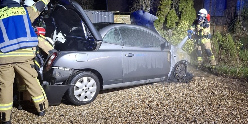 FW Rheurdt: Kleinwagen brennt im Motorraum - Foto: presseportal.de