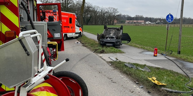 FW Rheurdt: Unfall mit zwei Autos: PKW landet auf Dach - Foto: presseportal.de