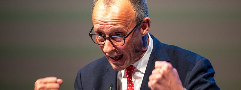 Beim Politischen Aschermittwoch in Trier gab sich Merz kämpferisch. - Foto: Harald Tittel/dpa