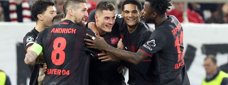 Leverkusen jubelt über das Tor von Patrik Schick bei Olympiakos Piräus.  - Foto: Yorgos Karahalis/dpa