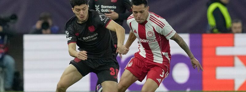 Leverkusens Ibrahim Maza (l) und Francisco Ortega von Olympiakos kämpfen um den Ball. - Foto: Thanassis Stavrakis/AP/dpa