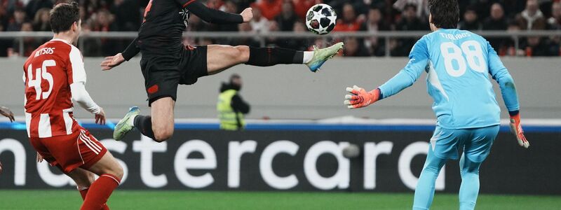 Leverkusens Patrik Schick scheitere in Halbzeit eins an Piräus-Keeper Konstantinos Tzolakis.  - Foto: Thanassis Stavrakis/AP/dpa