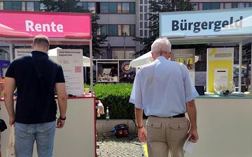 Passanten vor Infoständen zu Rente und Bürgergeld (Archiv) - Foto: via dts Nachrichtenagentur