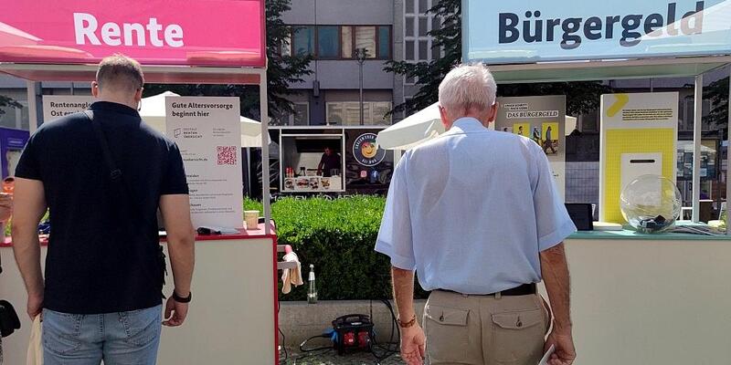 Passanten vor Infoständen zu Rente und Bürgergeld (Archiv) - Foto: via dts Nachrichtenagentur