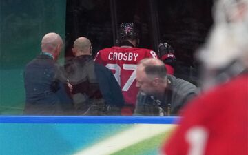 Kanadas Kapitän Sidney Crosby ging vorzeitig verletzt in die Kabine. - Foto: Carolyn Kaster/AP/dpa