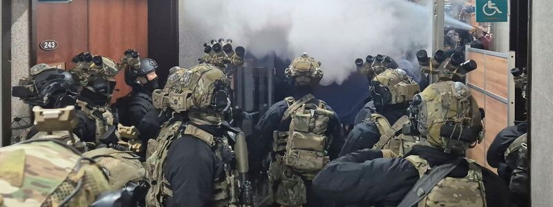 Soldaten stürmten im Dezember 2024 das Parlament in Seoul. - Foto: Uncredited/YONHAP/dpa