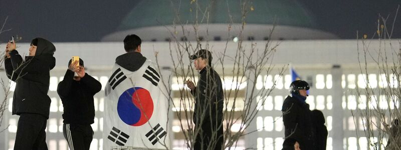 Viele Südkoreaner zogen aus Sorge um ihre Demokratie für Demonstrationen auf die Straße. (Archivbild) - Foto: Lee Jin-man/AP/dpa