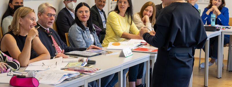 In den ersten Monaten nach Kriegsbeginn war die Solidarität mit Geflüchteten aus der Ukraine groß. Viele von ihnen haben seither Integrationskurse absolviert - vor allem, um Deutsch zu lernen. (Archivfoto)  - Foto: Peter Kneffel/dpa