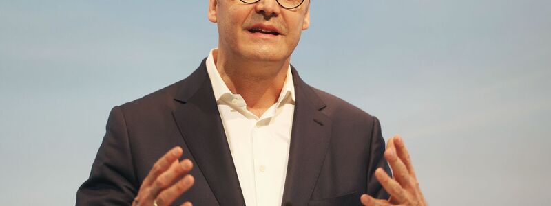 Der frühere Stahlmanager Bernhard Osburg hat inzwischen bei DB Cargo das Sagen und will die Kehrtwende schaffen. (Archivbild) - Foto: Oliver Berg/dpa